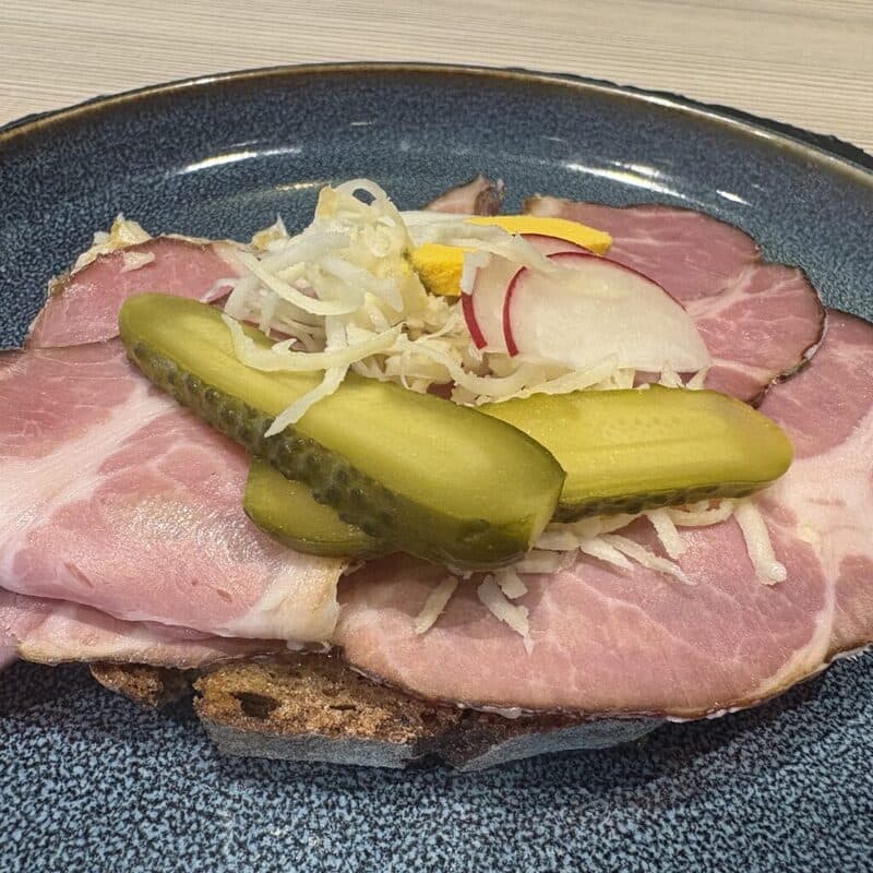 Geselchtes auf Schwarzbrötchen – Brötchen aus Gerlindes Brötchen-Manufaktur