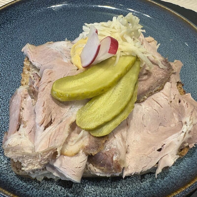 Schweinsbraten auf Schwarzbrötchen – Brötchen aus Gerlindes Brötchen-Manufaktur