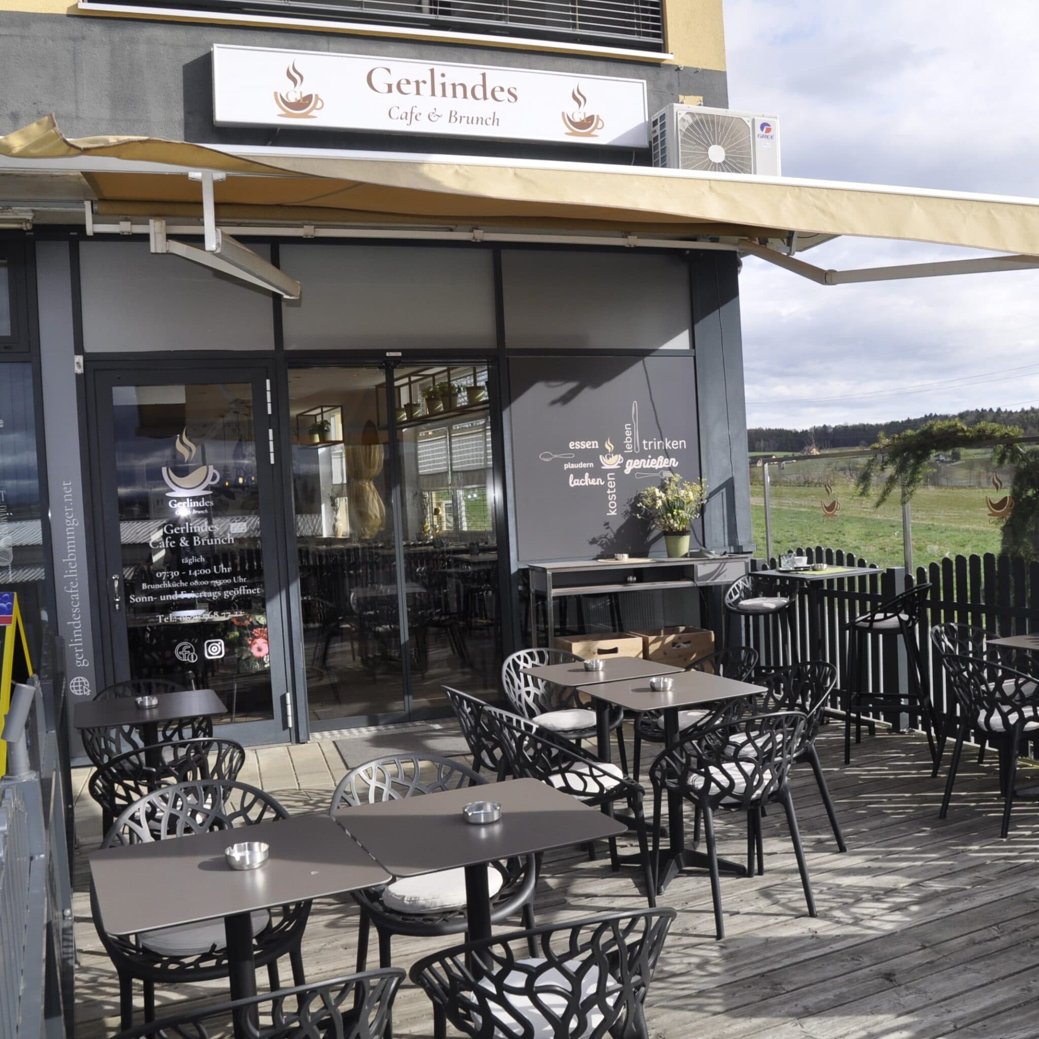 Terrasse von Gerlindes Café & Brunch mit Eingang und Markise